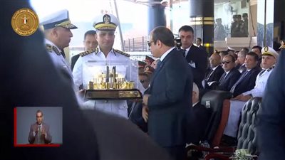 عاجل| رئيس أكاديمية الشرطة يهدي الرئيس السيسي هدية تذكارية خلال حفل تخريج دفعة جديدة من كلية الشرطة