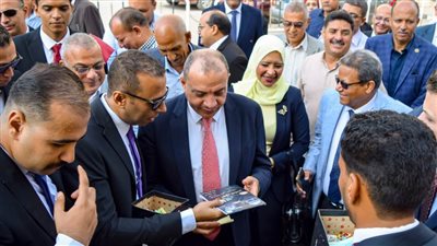 احتفالا ببدء العام الجامعي الجديد.. رئيس جامعة بني سويف يستقبل الطلاب الجدد بالهدايا