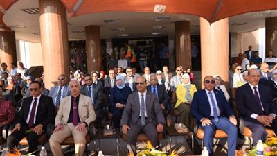 رئيس جامعة أسيوط يحضر تحية العلم ويشارك الطلاب الاحتفال ببدء العام الدراسي الجديد