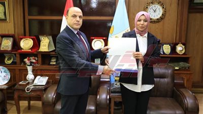 محافظ  كفر الشيخ يكرم موظفي إدارة الاتصال السياسي لتميزهم في عملهم