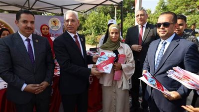 بداية جديدة.. رئيس جامعة المنيا يستقبل الطلاب في بداية العام الدراسي الجديد