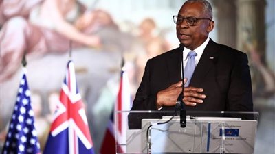 وزير الدفاع الأمريكي يوجه برفع جاهزية القوات الإضافية للانتشار في حالة الطوارئ