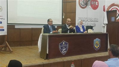 رئيس جامعة دمنهور يشهد ندوة 