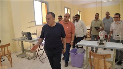  محافظ أسيوط يتفقد وصول معدات وماكينات خياطة وتطريز جديدة لدعم وتشغيل المجمع الصناعي الحرفي