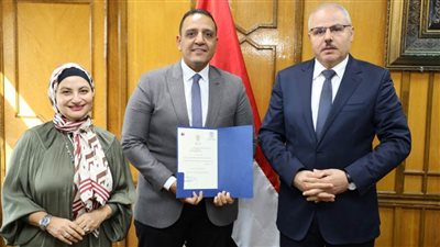 رئيس جامعة قناة السويس يكلف الدكتور أحمد عزمي بالعمل وكيلاً لكلية التجارة لشئون خدمة المجتمع وتنمية البيئة