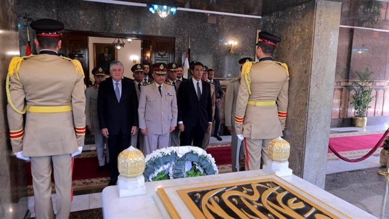 وزير الدفاع أثناء