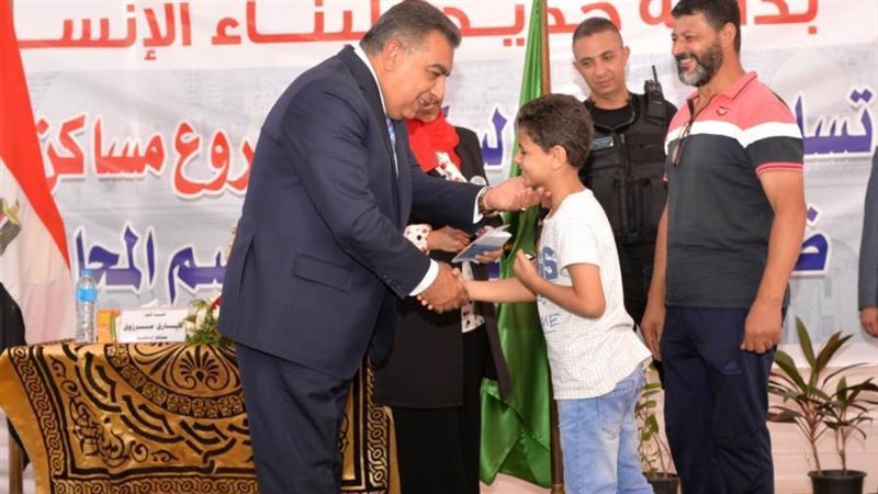 تسليم الوحدات للسكان