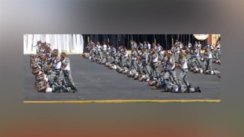 طلبة الشرطة يقدمون