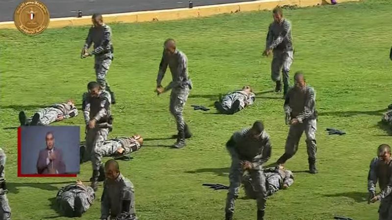 طلاب الشرطة يعرضون