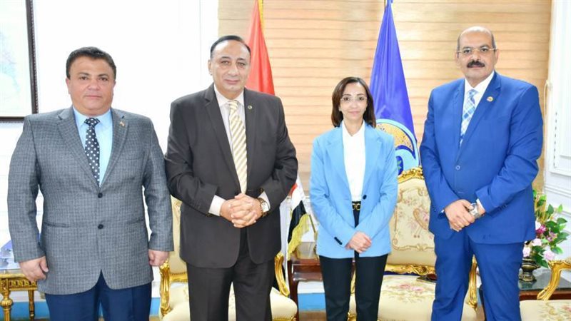 محافظ البحيرة وقيادات