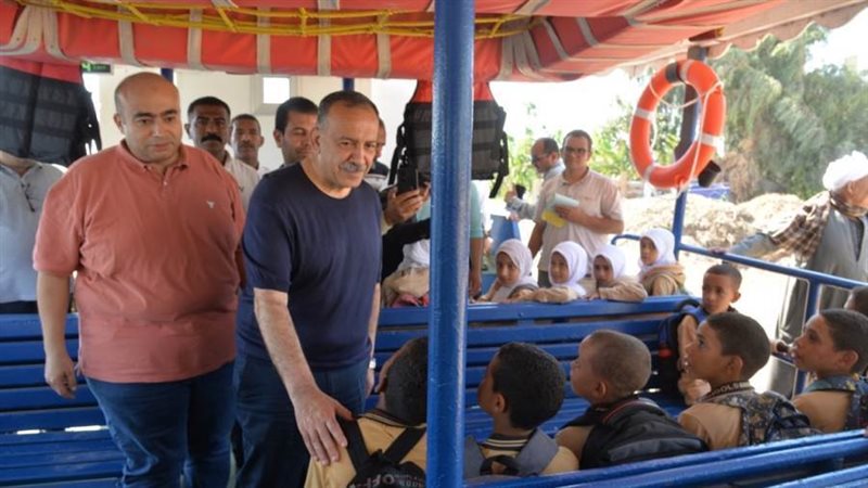 محافظ أسيوط وسط التلاميذ