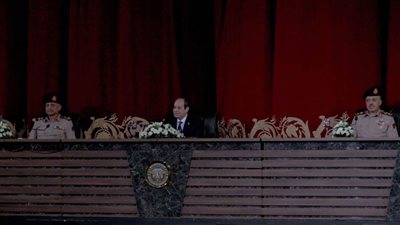 الرئيس السيسي يلتقى عددًا من طلاب الأكاديمية العسكرية بحضور وزير الدفاع