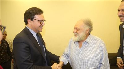 هنو يشهد بروفات مسرحية الملك لير