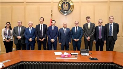 كامل يبحث خطة إقامة مصنع لتوطين صناعة المحللات الكهربائية بمصر