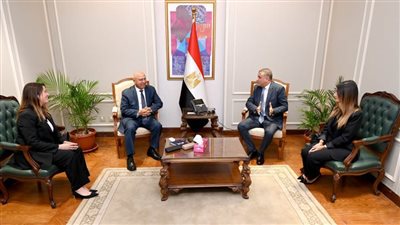 كامل يبحث مع وفد 