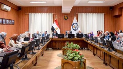 رئيس جامعة بني سويف يجتمع برؤساء الأقسام أعضاء هيئة كلية الطب البشري