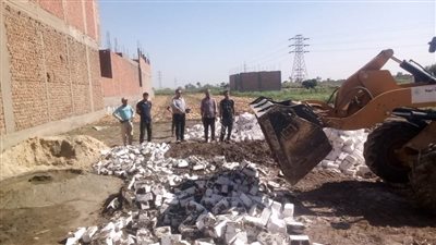 إزالة 6 حالات تعد على أراض زراعية ومخالفة بناء بمركزي القوصية وأسيوط