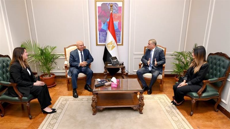 كامل يبحث مع وفد