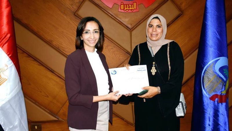 جانب من تسليم عقود