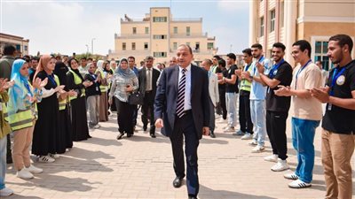 طلاب جامعة بني سويف الأهلية ينظمون ممرا شرفيا لرئيس الجامعة