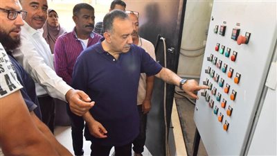 محافظ أسيوط يتفقد التشغيل التجريبي لمحطة رفع صرف صحي الواسطى بمركز الفتح