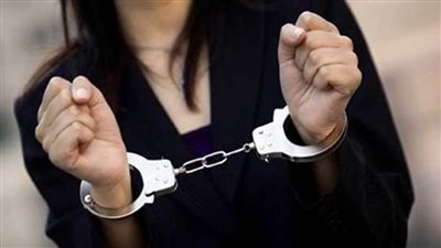 ضبط سيدة جمعت 750 ألف جنيه من مواطنين بزعم استثمارها في تجارة الملابس الجاهزة بسوهاج 