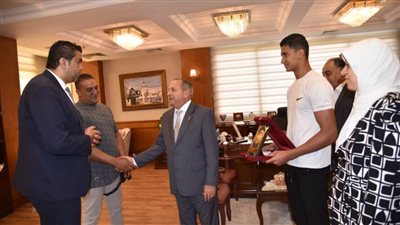 بالصور| محافظ بورسعيد يكرم 