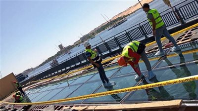 محافظ أسوان يتابع تركيب الممشى الزجاجي بمشروع ممشى أهل مصر بكورنيش النيل القديم 