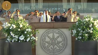 الرئيس السيسي ورئيس الإمارات يرفعان علم القوات المسلحة المصرية على مبنى الأكاديمية العسكرية