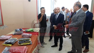 محافظ كفر الشيخ يتفقد معرض الصناعات الحرفية واليدوية 