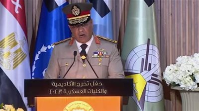 رئيس الأكاديمية العسكرية يهدي الرئيس السيسي نسخة من القرآن الكريم