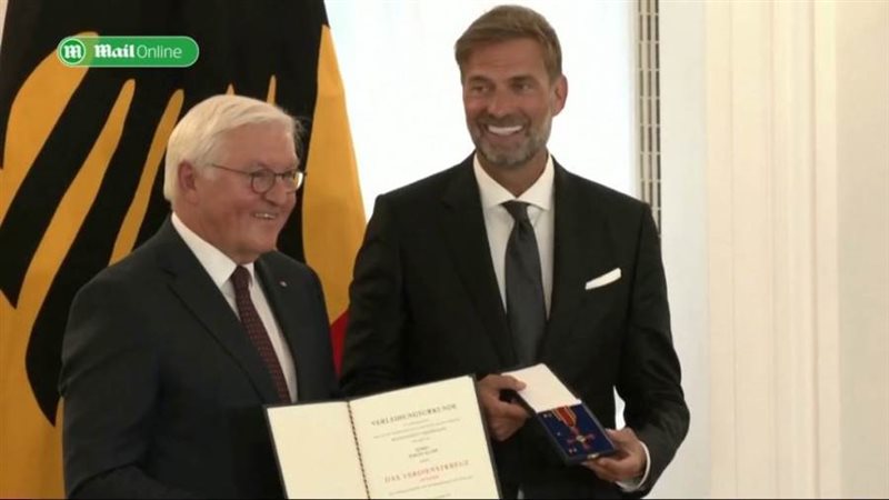 كلوب يتسلم وسام الاستحقاق