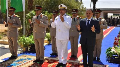 محافظ أسيوط وقائد المنطقة الجنوبية العسكرية يضعان إكليل زهور على النصب التذكاري للجندي المجهول
