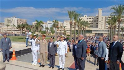 محافظ بورسعيد يضع إكليلا من الزهور على قبر الجندي المجهول 