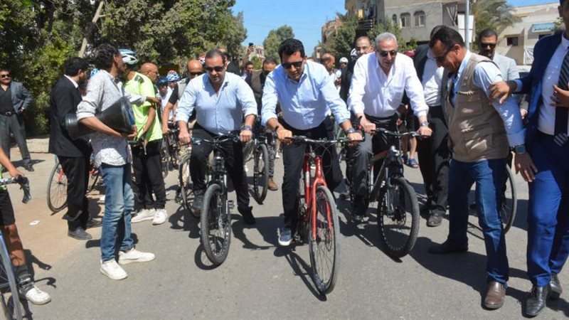 محافظ الغربية ووزير