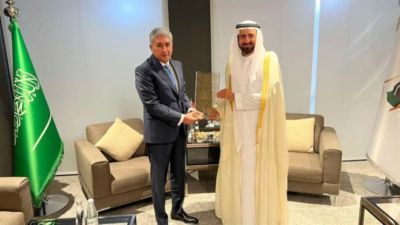 وزير السياحة مع وزير