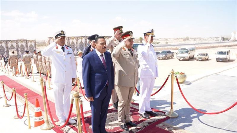 محافظ مطروح يضع اكليلا