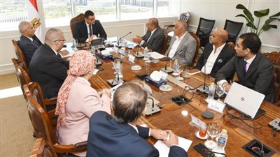 وزير الإسكان يتابع موقف تشغيل منظومة النقل الداخلي والخارجي بالمدن الجديدة