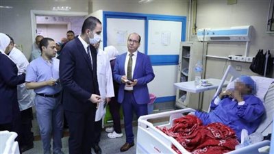 في جولة مفاجئة.. نائب وزير الصحة يوجه بصرف مكافأة مالية لعاملين بمستشفى المنيرة العام