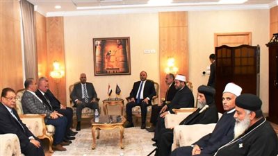 محافظ أسوان يقدم واجب العزاء لمدير الأمن بمقر المديرية بمدينة أسوان الجديدة في شهيد الواجب الوطني النقيب محمود جمال