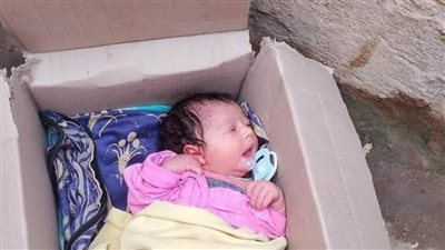 العثور على رضيع داخل كرتونة بأحد شوارع مغاغة بالمنيا