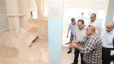 محافظ أسيوط يفاجئ مطاحن مصر الوسطى للتأكد من سلامة الأقماح وجودة الدقيق المنتج 
