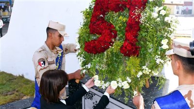 محافظ البحيرة تضع إكليلًا من الزهور على النصب التذكاري للجندي المجهول بدمنهور