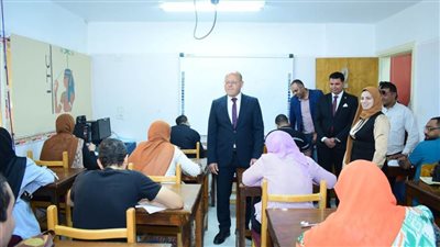 رئيس جامعة سوهاج يتفقد سير امتحانات دورة إتقان اللغة الإنجليزية بمركز اللغات والترجمة 