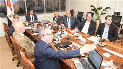 وزير الإسكان يتابع موقف تنفيذ مشروعات خطة تحلية مياه البحر حتى عام 2050