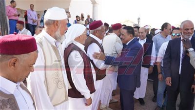 محافظ مطروح يلتقي عمد ومشايخ سيوة 