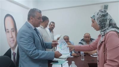 تسليم 10 نماذج 8 للمواطنين المتقدمين للتصالح بمركز أبوالمطامير