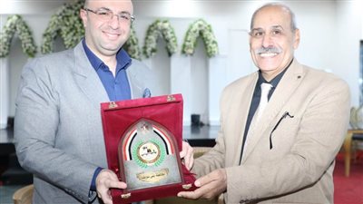 محافظ بني سويف يُكرم وكيل وزارة التموين