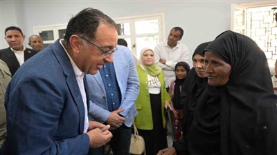 رئيس الوزراء يتفقد مجمع الخدمات الحكومية بقرية الشغب بإسنا