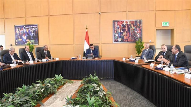 وزير الإسكان يتابع